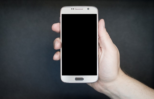 bílý smartphone