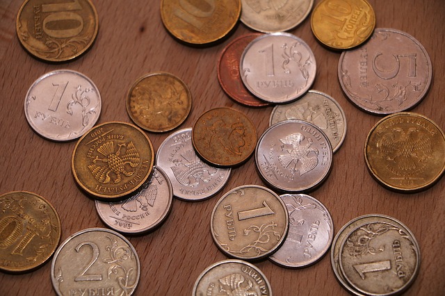 drobné mince rozházené na stole