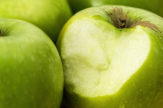 ukousnuté zelené jablko.jpg