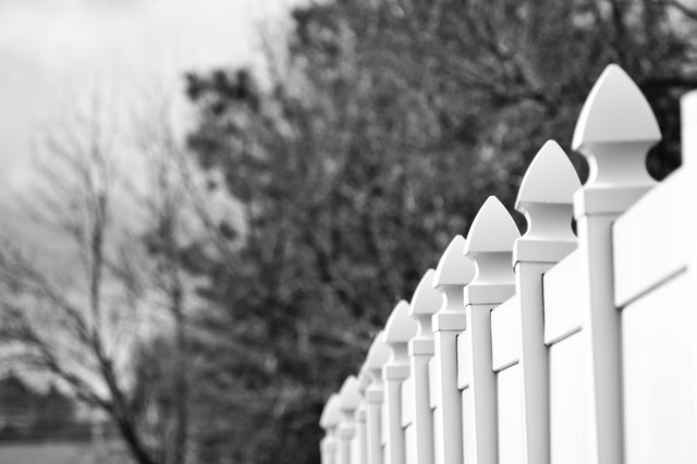 bílý plot, černobílá fotka